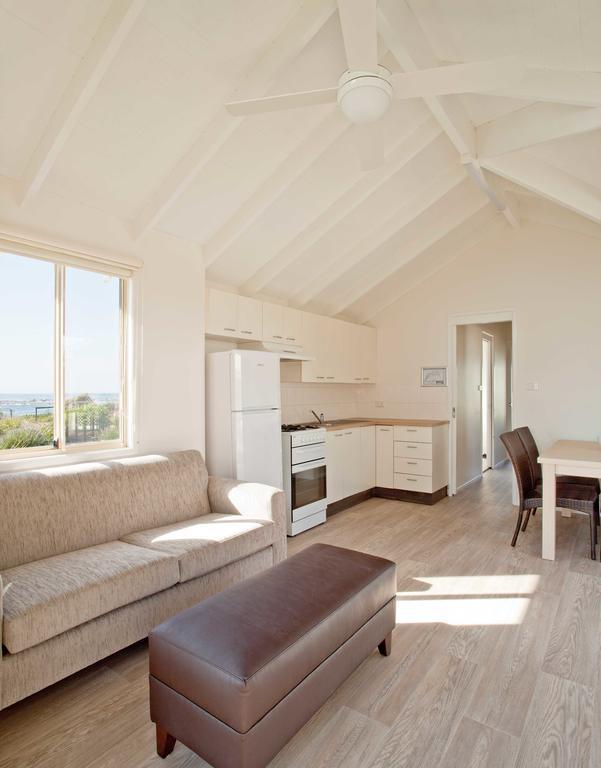 Blue Lagoon Beach Resort Bateau Bay Room photo