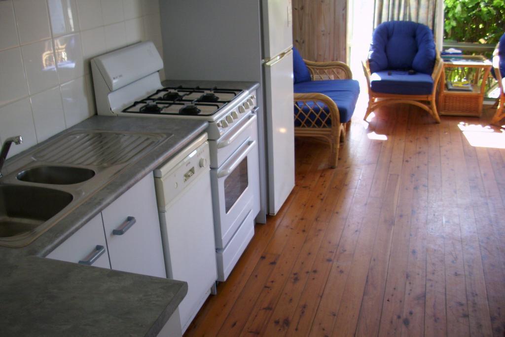 Blue Lagoon Beach Resort Bateau Bay Room photo